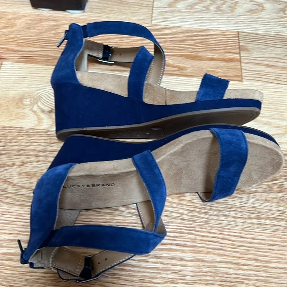 Lucky Brand 8W Kenadee wedge sandals in blue.
